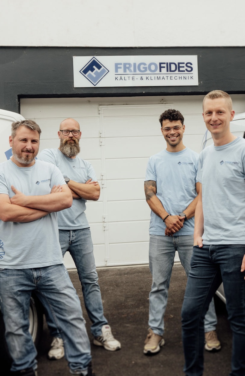 Frigo Fides Team vor der Werkstatt